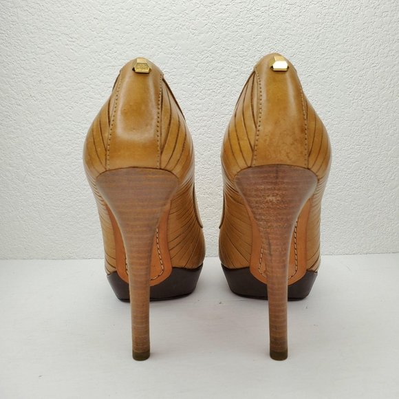 BCBG Maxazaria Tan Leather Heels EUC - Picture 11 of 16
